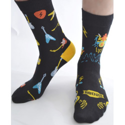 Chaussettes-les-petits-caprices-asymétriques-rock-et-festival-profil